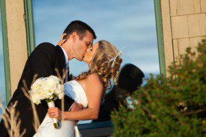 bride and groom kissing lake tahoe – nina wedding photographer