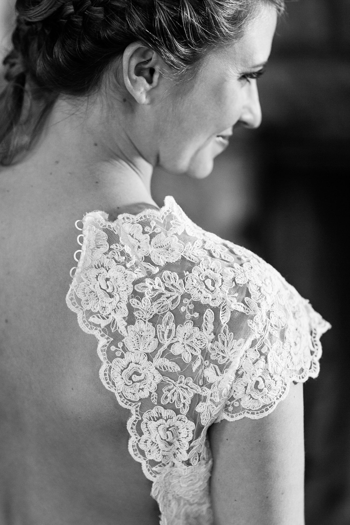 bride's dress shoulder detail lace